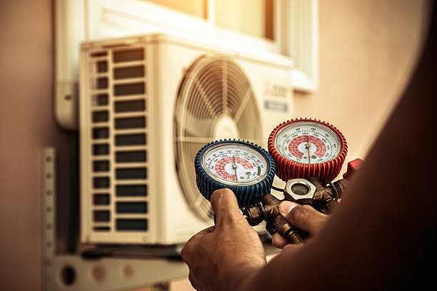 Professional Ac Installation technician working in Fredericksburg, IA